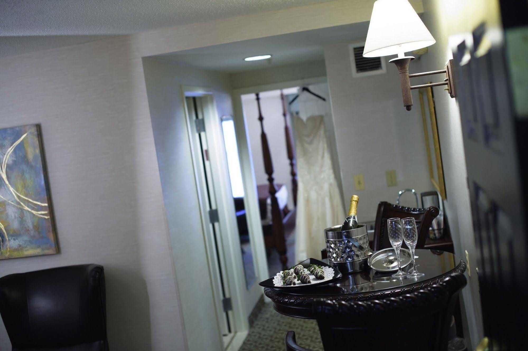 D. Hotel Suites & Spa Holyoke Exterior foto